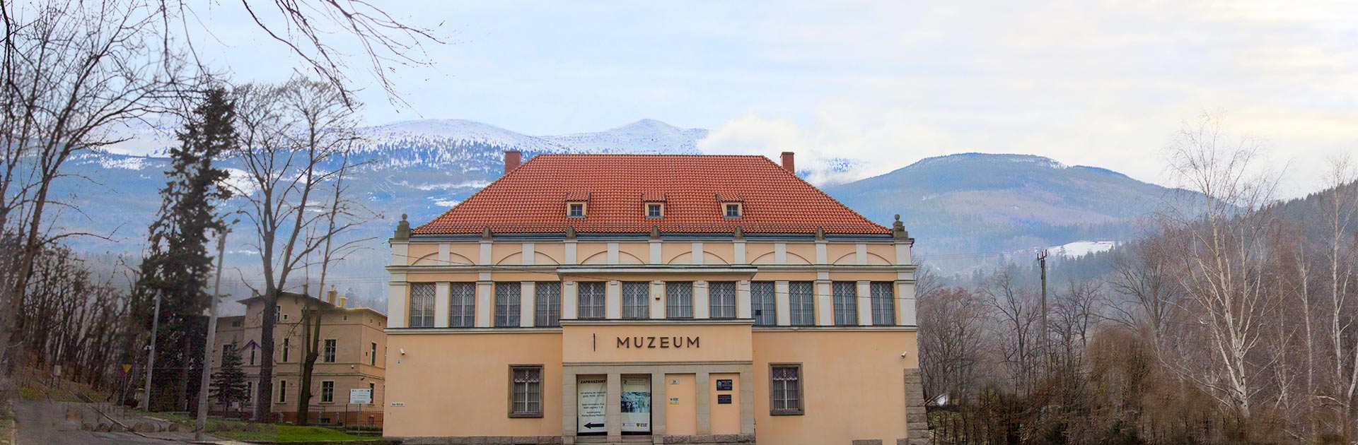 Zdjęcie panoramiczne przedstawiające muzeum karkonoskie w Jeleniej Górze.