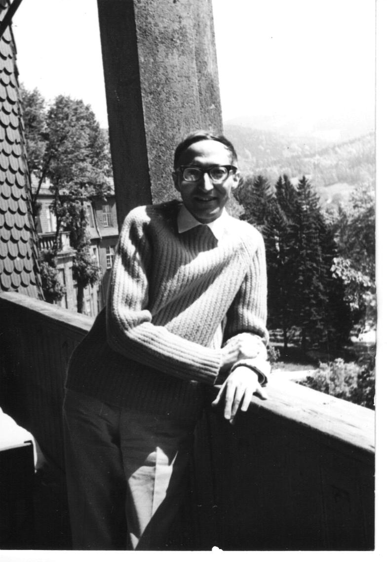 Józef Gielniak pozuje stojąc na balkonie.