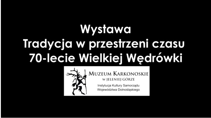 Na zdjęciu napis z tytułem wystawy i logiem Muzeum Karkonoskie